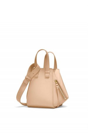 Bolsa De Hombro Loewe Hammock compact bag in satin calfskin Mujer Nude | 568ZSDBLT