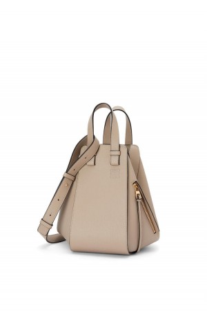 Bolsa De Hombro Loewe Small Hammock bag in pebble grain calfskin Mujer Sand | 134OKSMVQ