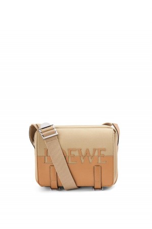 Bolsa De Mensajero Loewe Signature XS Military messenger bag in canvas and classic calfskin Hombre Creta / Warm Desert | 078GHJWRI