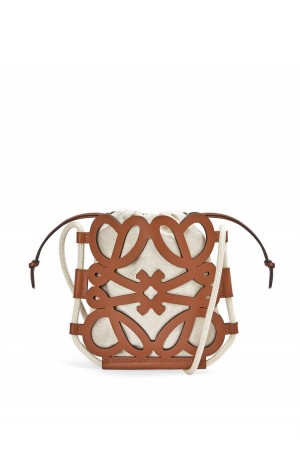 Bolsas Hombro Loewe Anagram cut-out crossbody in classic calfskin and canvas Mujer Tan / Ecru | 379SWEDHG