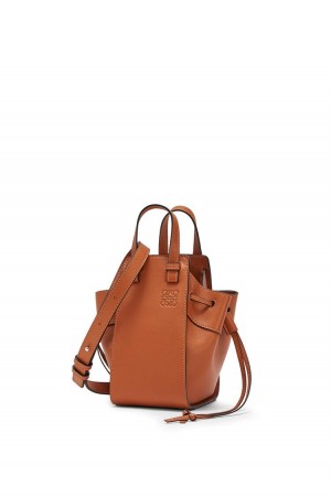 Bolsas Hombro Loewe Mini Hammock drawstring in classic calfskin Mujer Tan | 261XUYGBW