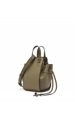 Bolsas Hombro Loewe Mini Hammock drawstring in soft grained calfskin Mujer Verde | 296EJDHWY