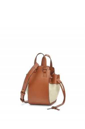 Bolsas Hombro Loewe Mini Hammock drawstring bag in Anagram jacquard and calfskin Mujer Ecru / Tan | 301JXALSQ