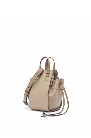 Bolsas Hombro Loewe Mini Hammock drawstring in soft grained calfskin Mujer Sand | 796VJLZYB