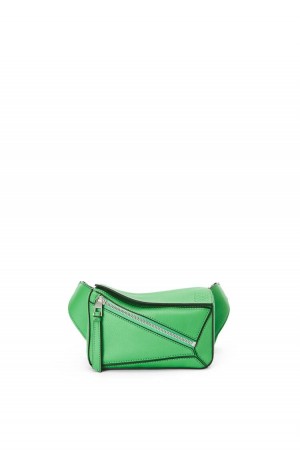 Bolsas Hombro Loewe Mini Puzzle bumbag in classic calfskin Mujer Verde | 328YZQTGU