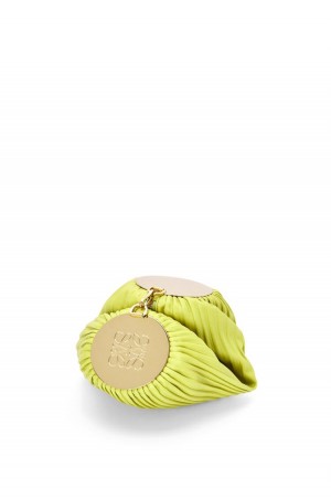 Bolso Pequeño Loewe Bracelet pouch in pleated nappa Mujer Amarillo | 592HBCDZN