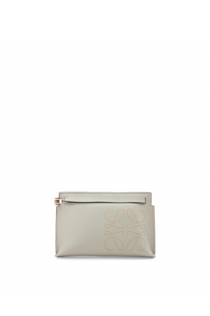 Bolso Pequeño Loewe Mini T Pouch in classic calfskin Mujer Verde Claro Doradas Oscuro | 094SHQTEI