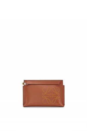 Bolso Pequeño Loewe Mini T Pouch in classic calfskin Mujer Tan / Ochre | 308ODLCQN