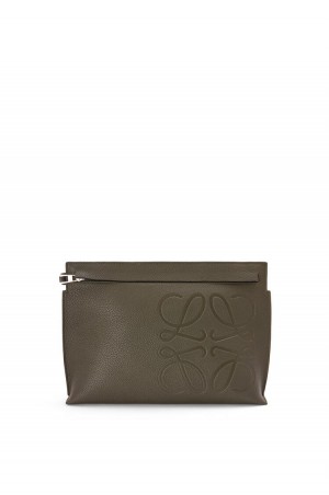 Bolso Pequeño Loewe T Pouch in grained calfskin Mujer Kaki Oscuro Verde | 042QFEWOB