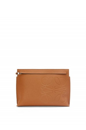 Bolso Pequeño Loewe T Pouch in grained calfskin Mujer Tan | 937DPMROG