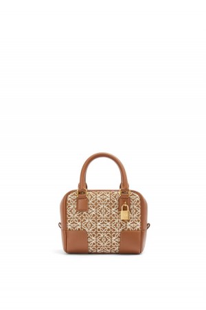 Bolso Tote Loewe Amazona 16 Square bag in Anagram jacquard and calfskin Mujer Tan / Pecan | 018RAXZJP