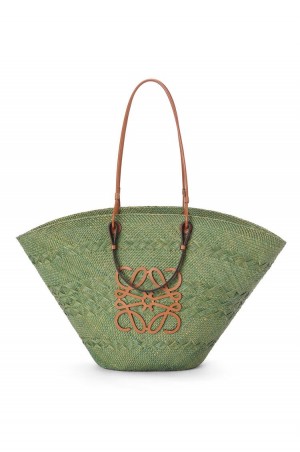 Bolso Tote Loewe Large Anagram Basket bag in iraca palm and calfskin Mujer Verde | 261LOXATF