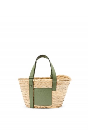 Bolso Tote Loewe Small Basket bag in palm leaf and calfskin Mujer Natural / Rosemary | 976UCVZJN