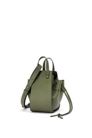 Bolsos Mini Loewe Mini Hammock drawstring in classic calfskin Mujer Verde | 380KHOMUZ