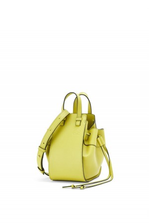 Bolsos Mini Loewe Mini Hammock drawstring in classic calfskin Mujer Amarillo | 367VZIYCJ