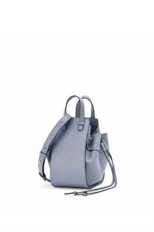 Bolsos Mini Loewe Mini Hammock drawstring in classic calfskin Mujer Azules | 394FBVWAG