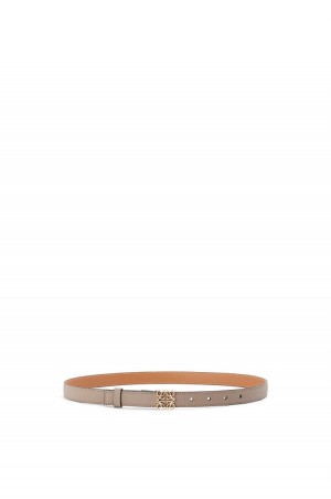 Cinturones Loewe Anagram belt in pebble grain calfskin Mujer Doradas | 309NJUTFP