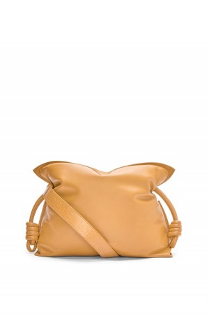 Clutch Loewe Puffer Flamenco clutch in shiny nappa lambskin Mujer Camel | 981FPRUMY