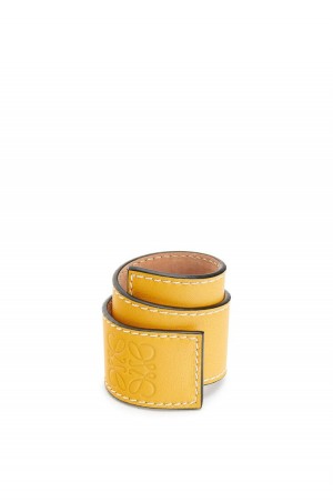 Joyería Loewe Small slap bracelet in calfskin Mujer Amarillo | 710ZMRANQ