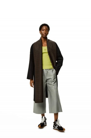 Pantalones Loewe Cropped trousers in nappa Mujer Gris | 368KEODSB