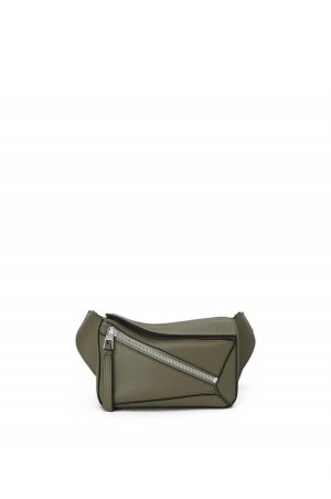 Riñonera Loewe Mini Puzzle bumbag in classic calfskin Hombre Kaki Verde | 536VLAJHU