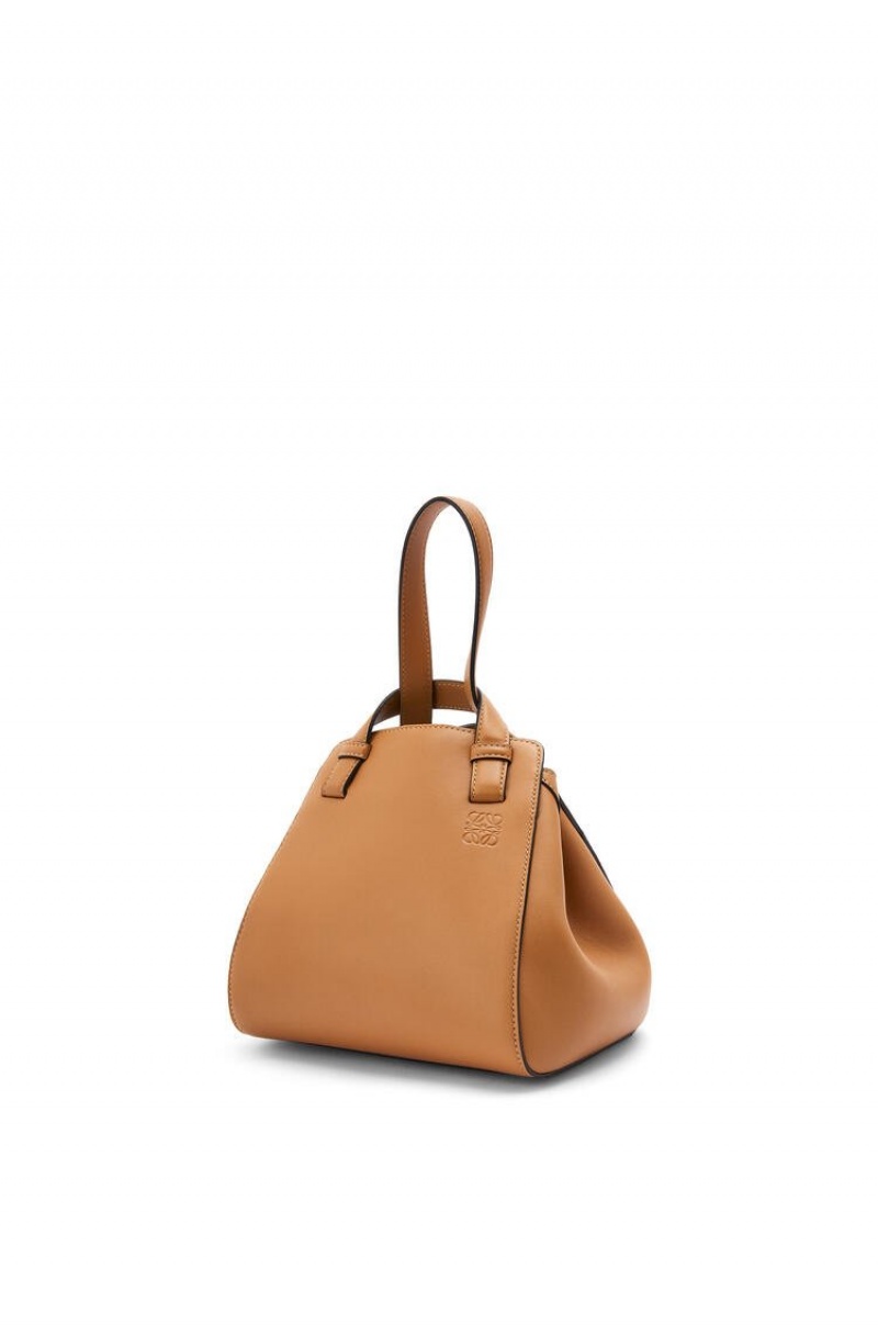 Bolsa De Hombro Loewe Hammock Nugget bag in nappa calfskin Mujer Warm Desert | 648NXZLFS