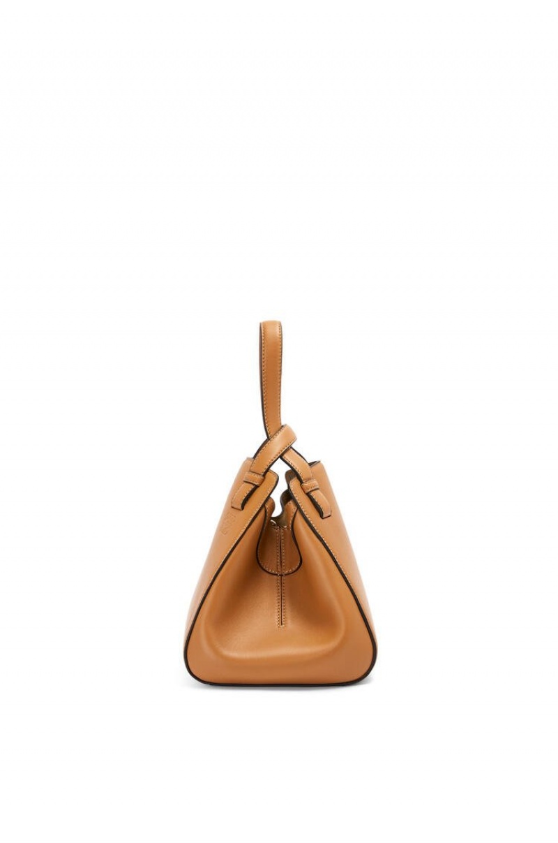 Bolsa De Hombro Loewe Hammock Nugget bag in nappa calfskin Mujer Warm Desert | 648NXZLFS