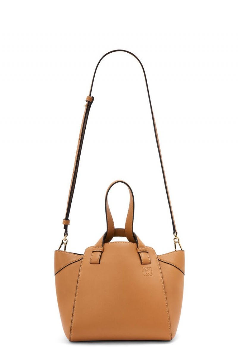 Bolsa De Hombro Loewe Hammock Nugget bag in nappa calfskin Mujer Warm Desert | 648NXZLFS