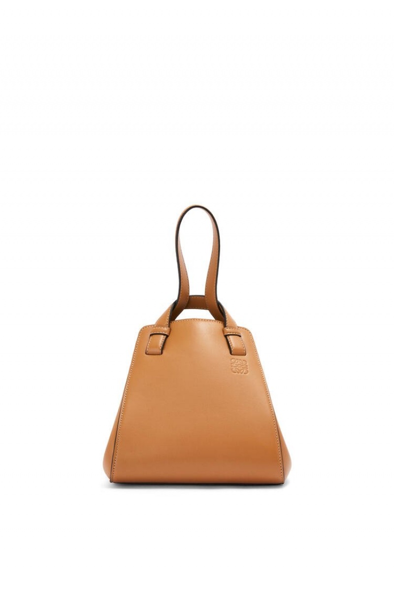 Bolsa De Hombro Loewe Hammock Nugget bag in nappa calfskin Mujer Warm Desert | 648NXZLFS