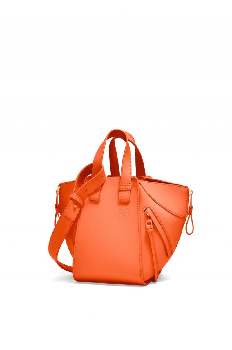 Bolsa De Hombro Loewe Hammock compact bag in satin calfskin Mujer Naranjas | 629XAMUBI