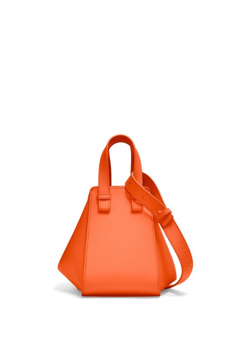 Bolsa De Hombro Loewe Hammock compact bag in satin calfskin Mujer Naranjas | 629XAMUBI