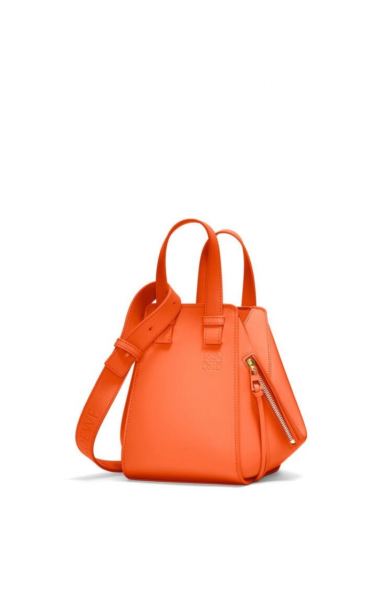 Bolsa De Hombro Loewe Hammock compact bag in satin calfskin Mujer Naranjas | 629XAMUBI