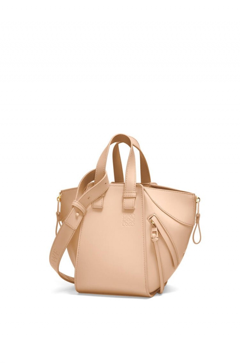 Bolsa De Hombro Loewe Hammock compact bag in satin calfskin Mujer Nude | 568ZSDBLT