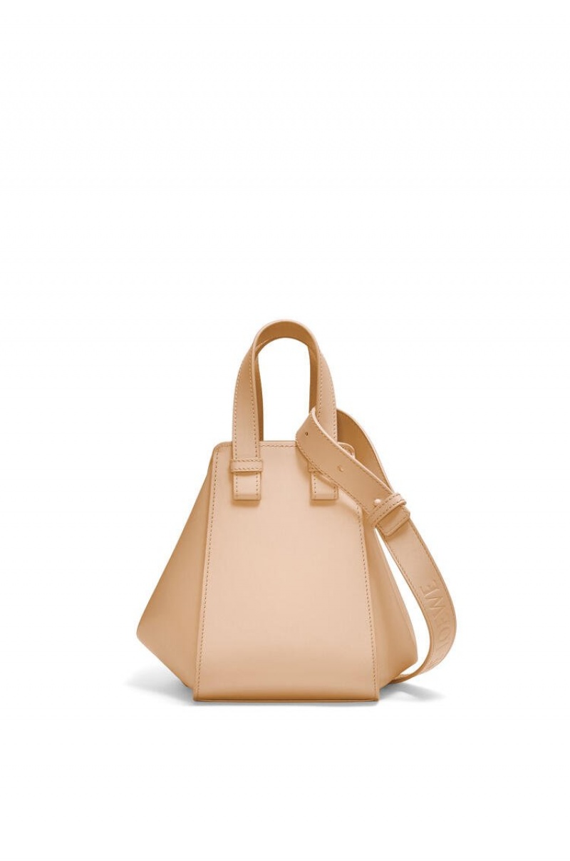 Bolsa De Hombro Loewe Hammock compact bag in satin calfskin Mujer Nude | 568ZSDBLT