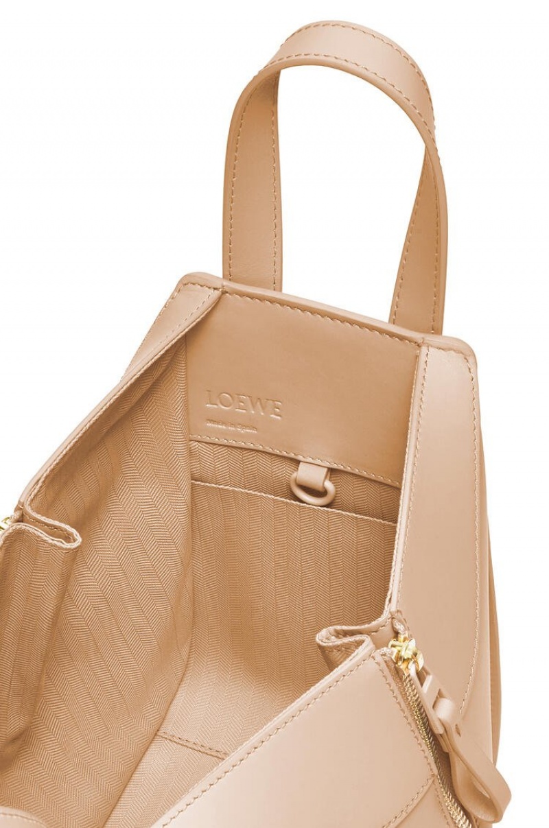 Bolsa De Hombro Loewe Hammock compact bag in satin calfskin Mujer Nude | 568ZSDBLT