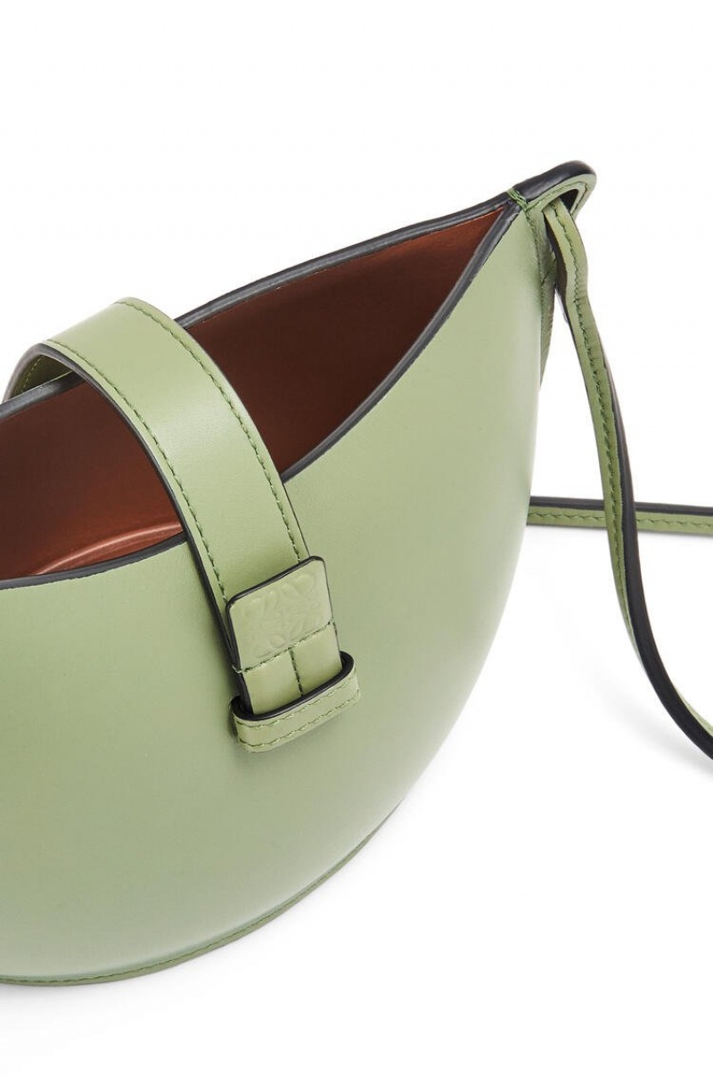 Bolsa De Hombro Loewe Moulded Bucket bag in calfskin Mujer Rosemary | 724TZNCVL