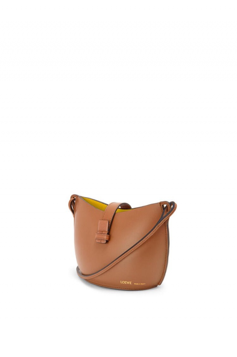 Bolsa De Hombro Loewe Moulded Bucket bag in calfskin Mujer Tan | 740JFNHUY