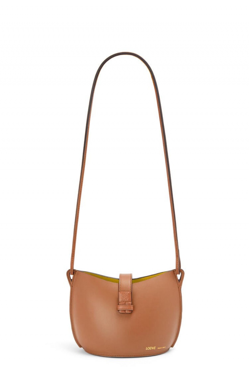 Bolsa De Hombro Loewe Moulded Bucket bag in calfskin Mujer Tan | 740JFNHUY