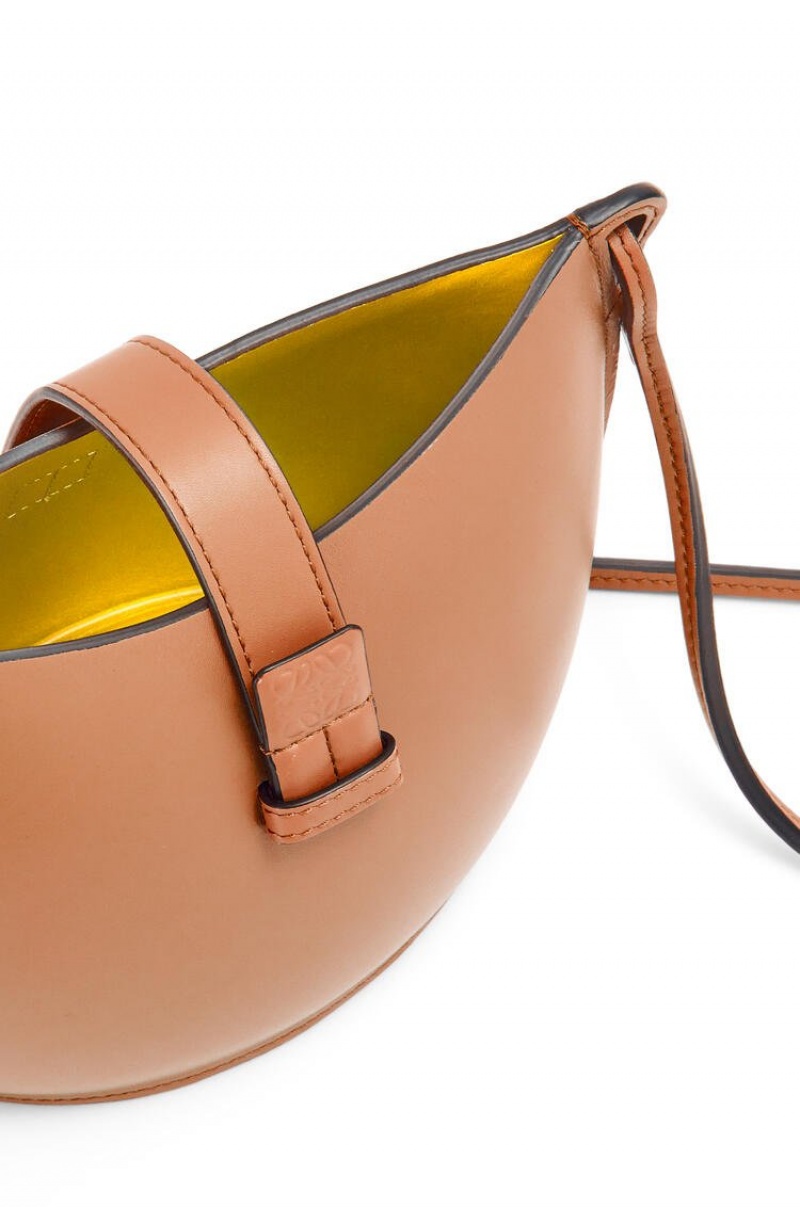 Bolsa De Hombro Loewe Moulded Bucket bag in calfskin Mujer Tan | 740JFNHUY