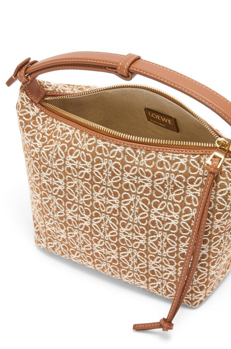 Bolsa De Hombro Loewe Small Cubi bag in Anagram jacquard and calfskin Mujer Tan / Pecan | 972KFYBXA