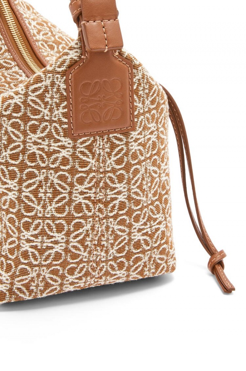 Bolsa De Hombro Loewe Small Cubi bag in Anagram jacquard and calfskin Mujer Tan / Pecan | 972KFYBXA