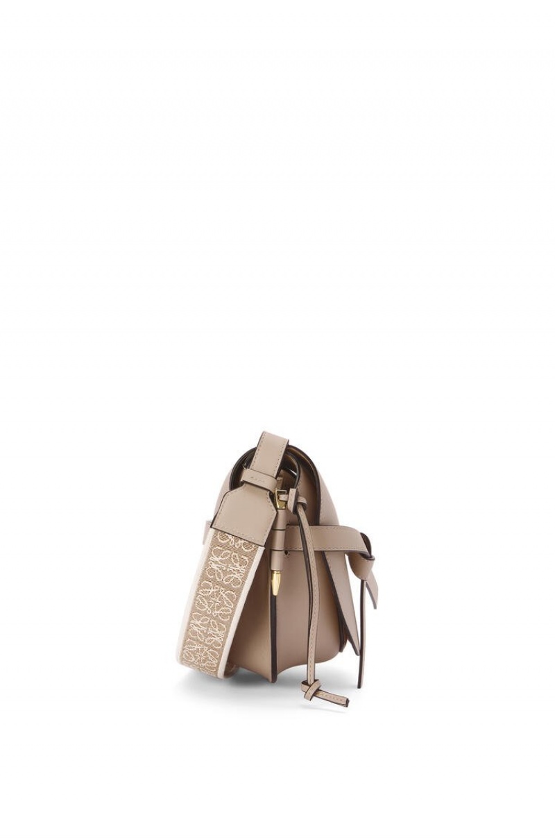 Bolsa De Hombro Loewe Small Gate bag in soft calfskin and jacquard Mujer Sand | 729ZOBKUG