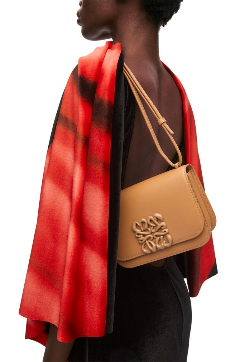 Bolsa De Hombro Loewe Small Goya bag in silk calfskin Mujer Warm Desert | 078LMZIJU