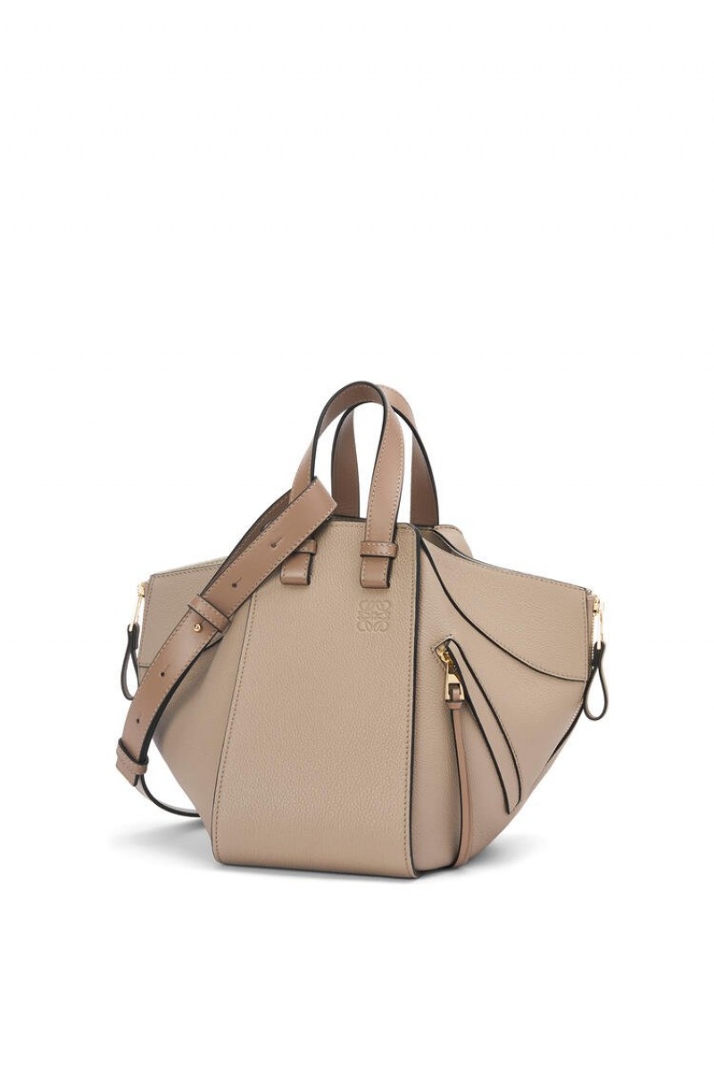 Bolsa De Hombro Loewe Small Hammock bag in soft grained calfskin Mujer Sand | 382SKXPAD