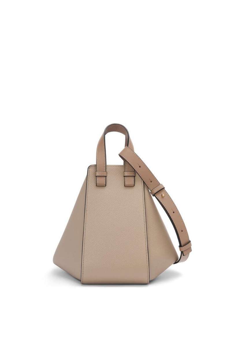 Bolsa De Hombro Loewe Small Hammock bag in soft grained calfskin Mujer Sand | 382SKXPAD