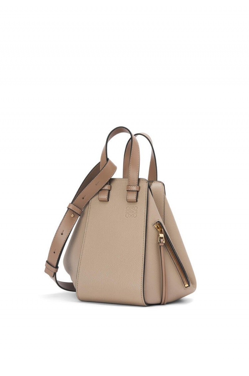 Bolsa De Hombro Loewe Small Hammock bag in soft grained calfskin Mujer Sand | 382SKXPAD