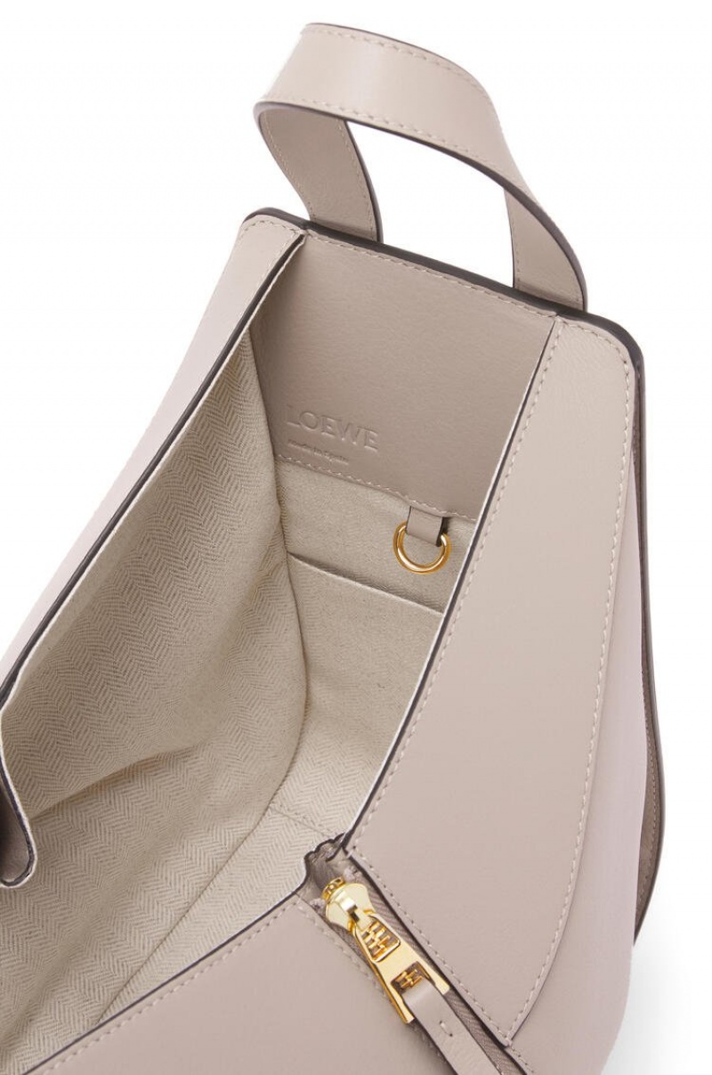 Bolsa De Hombro Loewe Small Hammock bag in classic calfskin Mujer Sand | 965BDRYLP