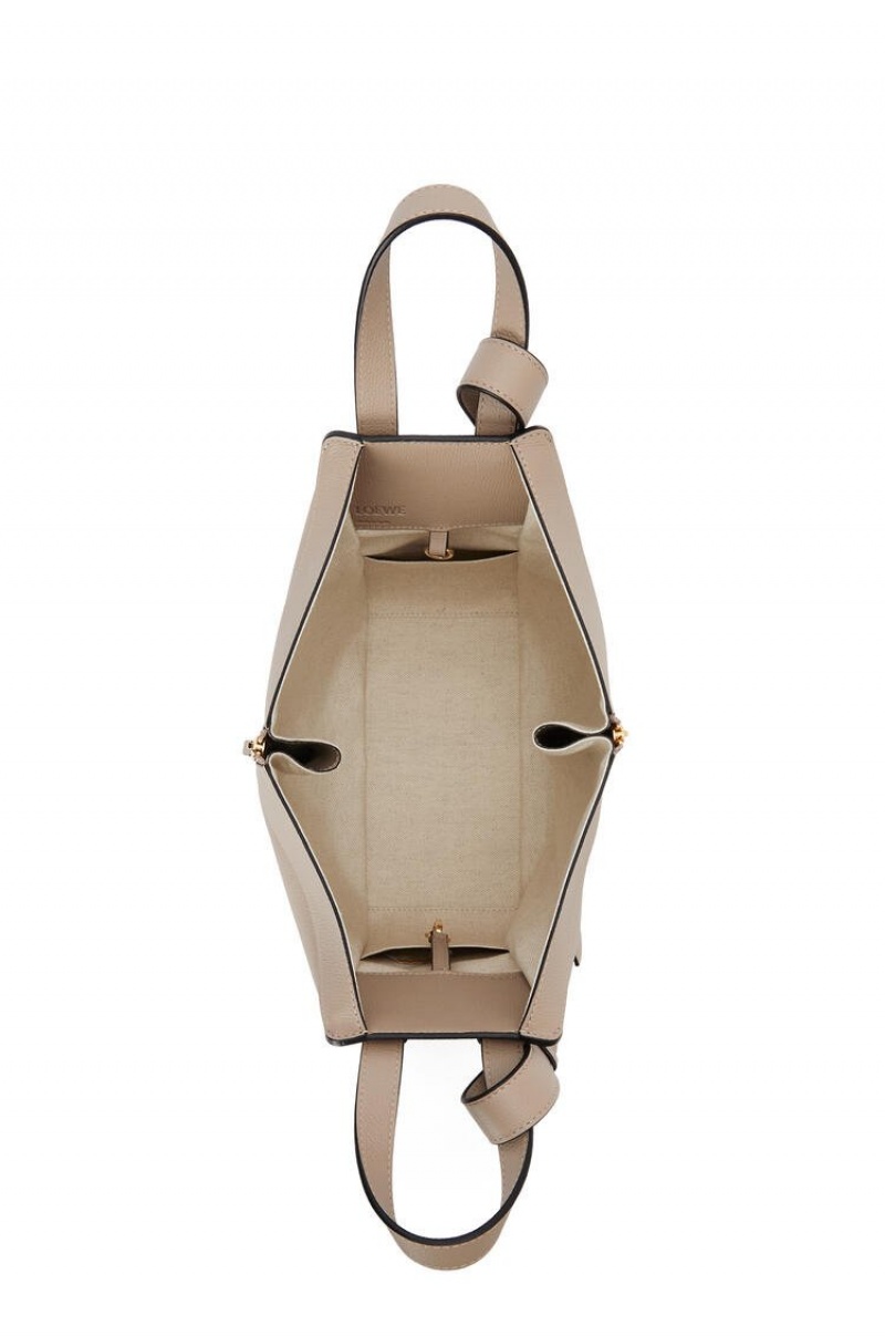 Bolsa De Hombro Loewe Small Hammock bag in pebble grain calfskin Mujer Sand | 134OKSMVQ