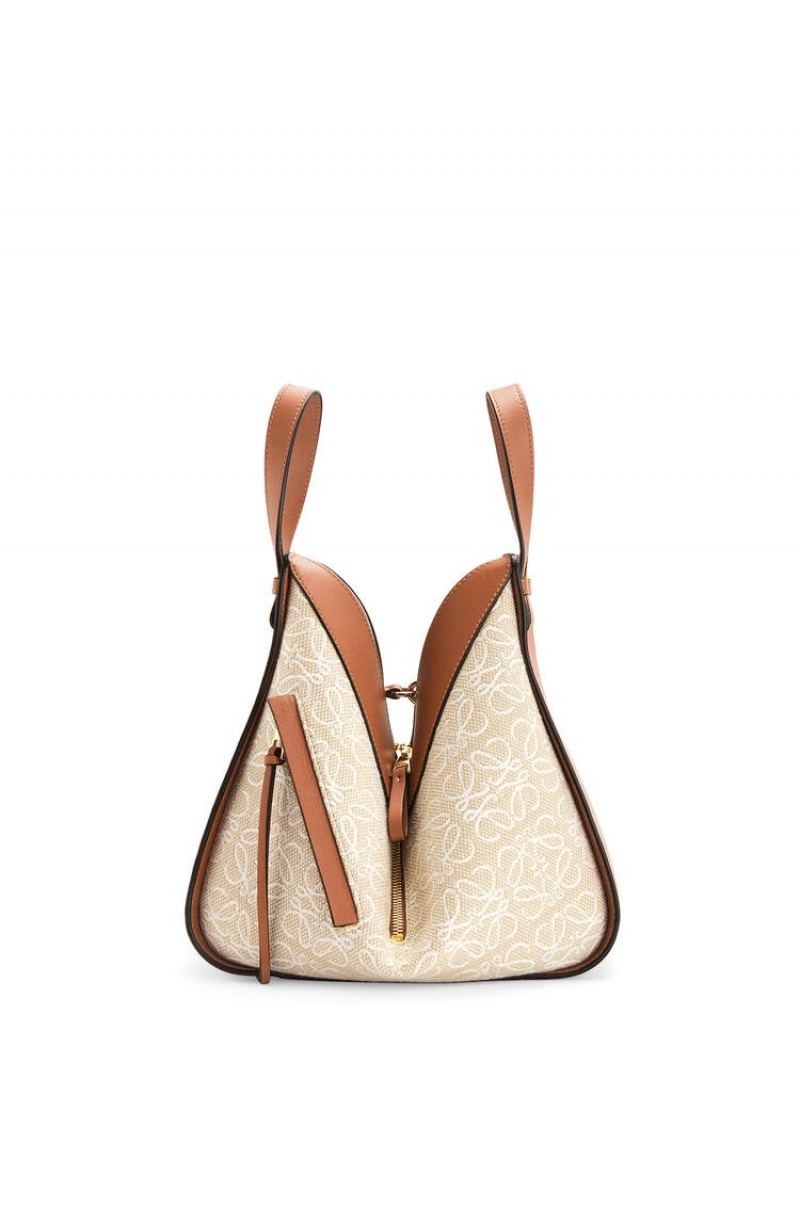 Bolsa De Hombro Loewe Small Hammock bag in Anagram jacquard and calfskin Mujer Ecru / Tan | 458ZRHYFV