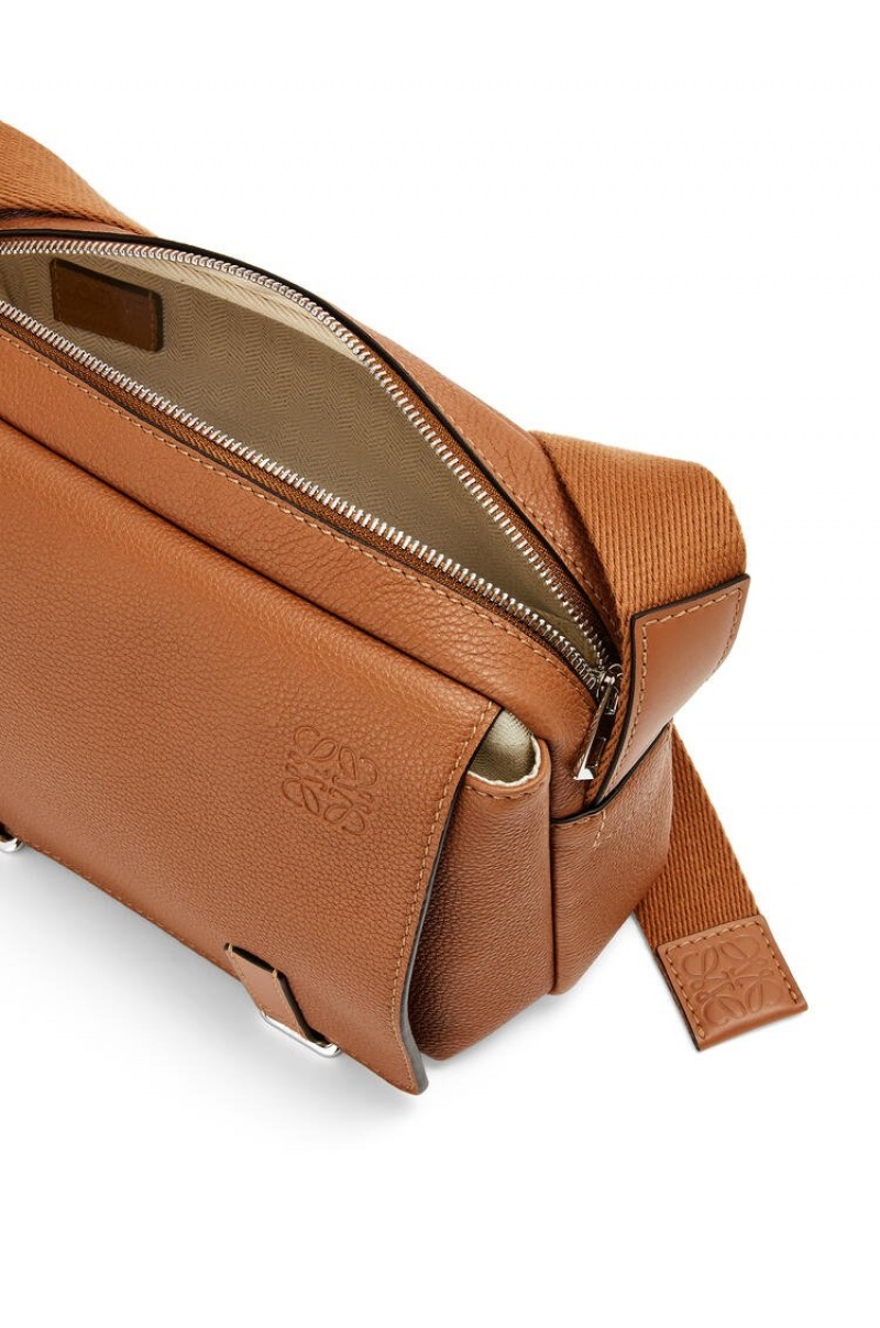 Bolsa De Mensajero Loewe XS Military messenger bag in soft grained calfskin Hombre Tan | 964YNJFZM